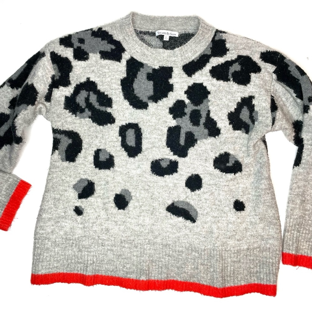 SEE AND BE SEEN Round Neck Gray Leopard Print Knit Sweater - Size Large